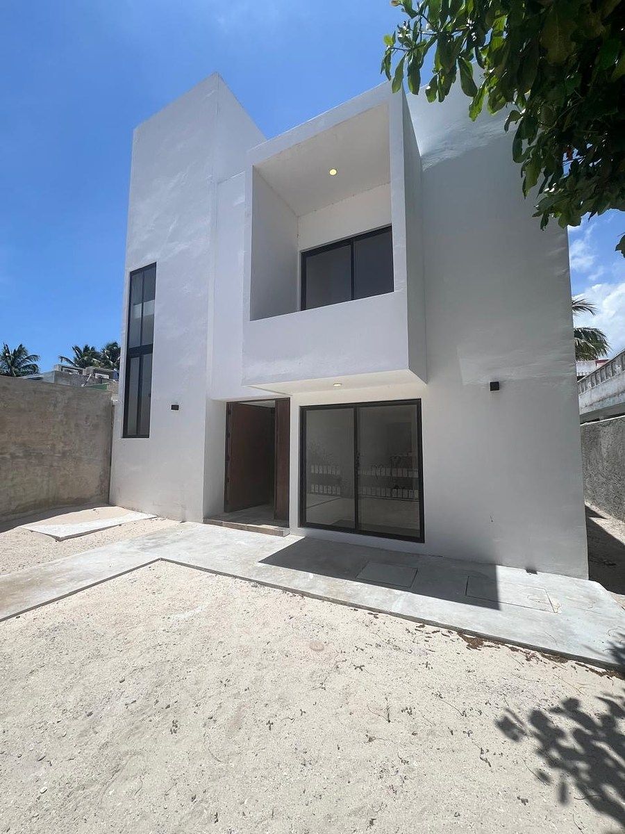 Casa Costeira de 3 Andares com Piscina, foto 1 de 48