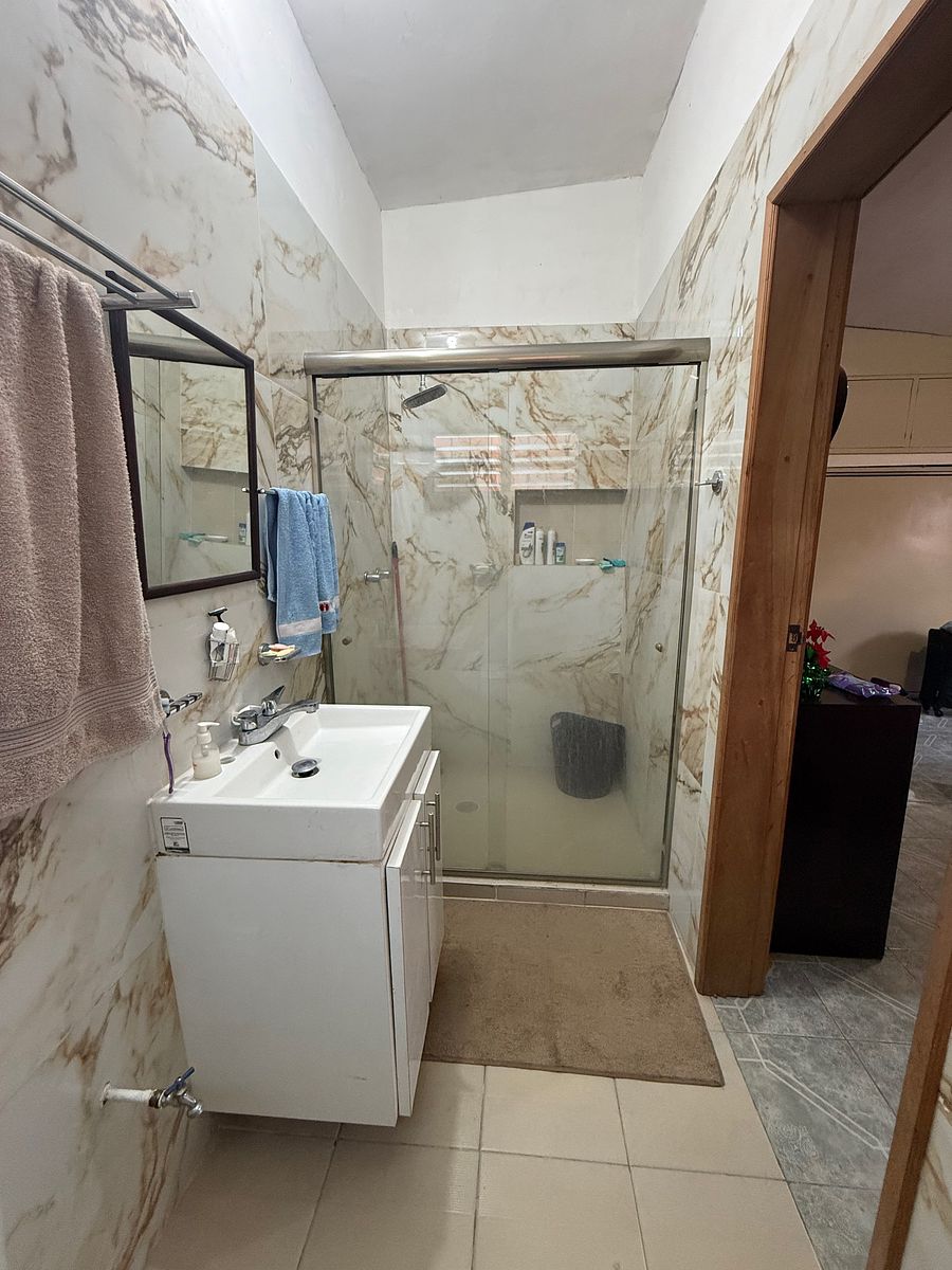 Baño completo en recámara principal, foto 10 de 23