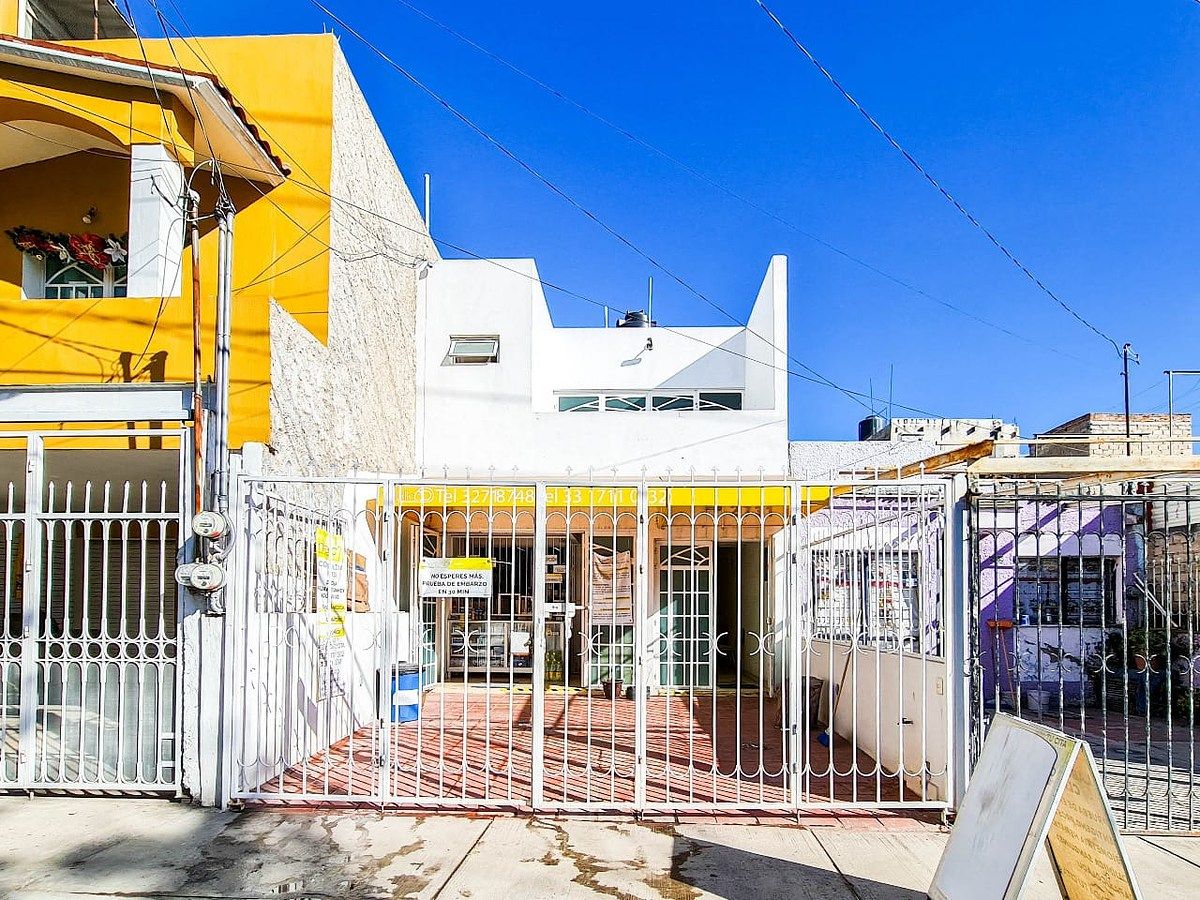 Casa de uso misto à venda na avenida · Parques de Santa María, Tlaquepaque ·, foto 1 de 13