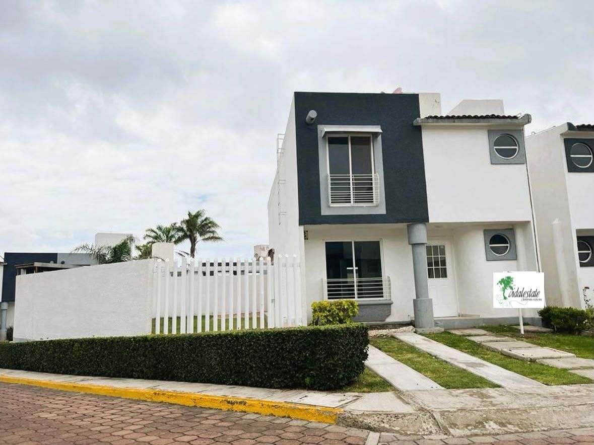 CASA À VENDA COM TERRENO EXCEDENTE E REMODELADA, NO FRACC. PALMARES, QUERETARO, foto 1 de 27