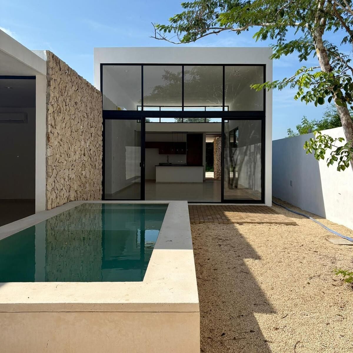 CASA DE UNA PLANTA EN PRIVADA, foto 1 de 12