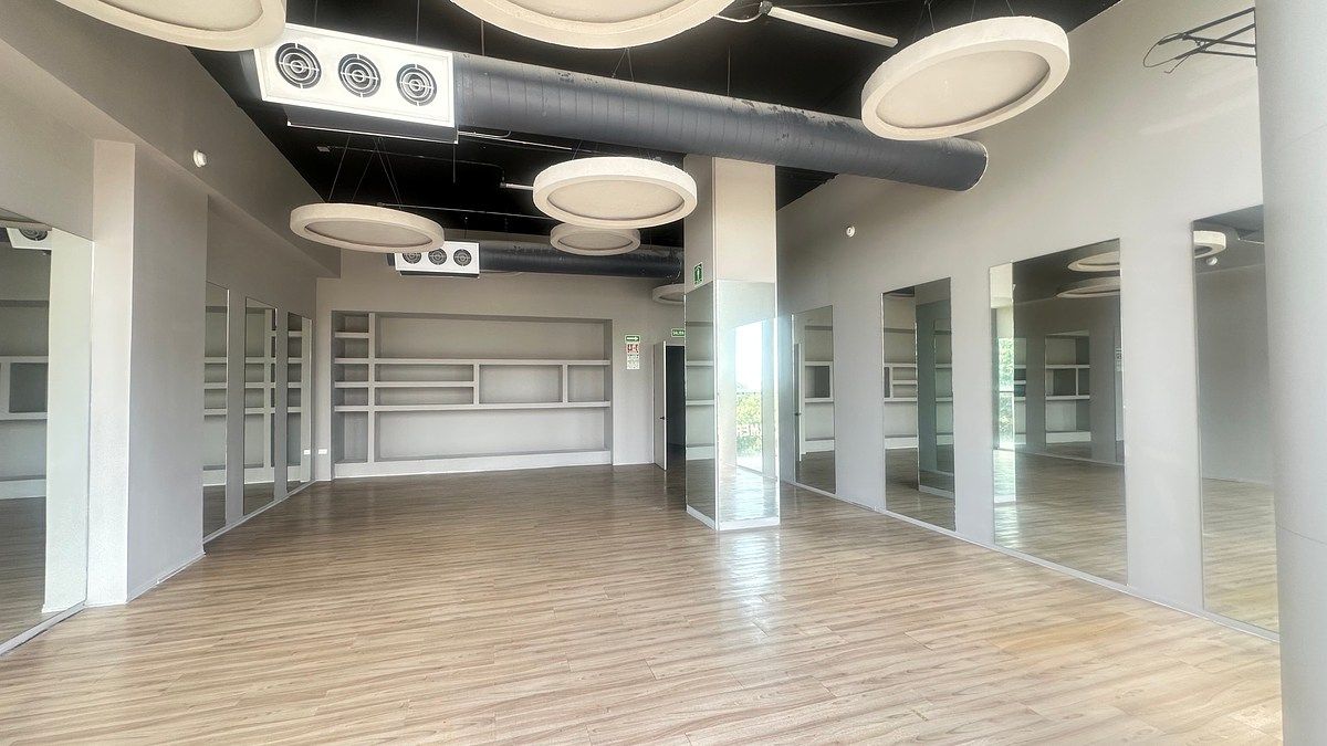Local en centro comercial u oficinas.  Renta $195,000MN, foto 1 de 19