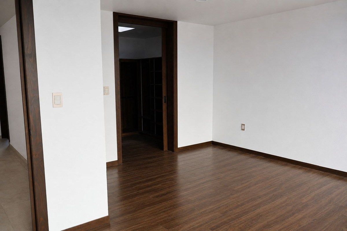 Recámara principal con balcón, vestidor y baño, foto 5 de 18