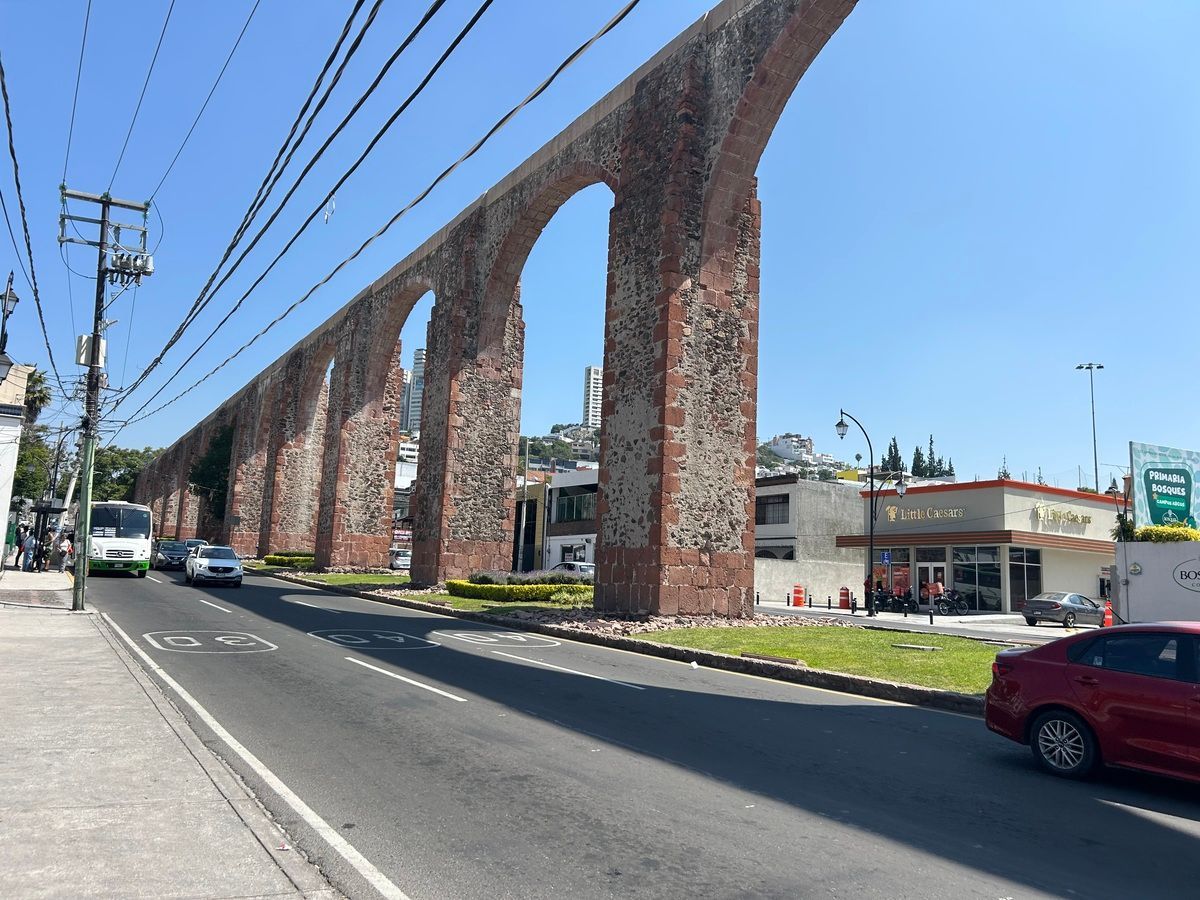 Terreno FRENTE A LOS ARCOS-Acueducto de Qro/ Ideal para franquicias, foto 1 de 6