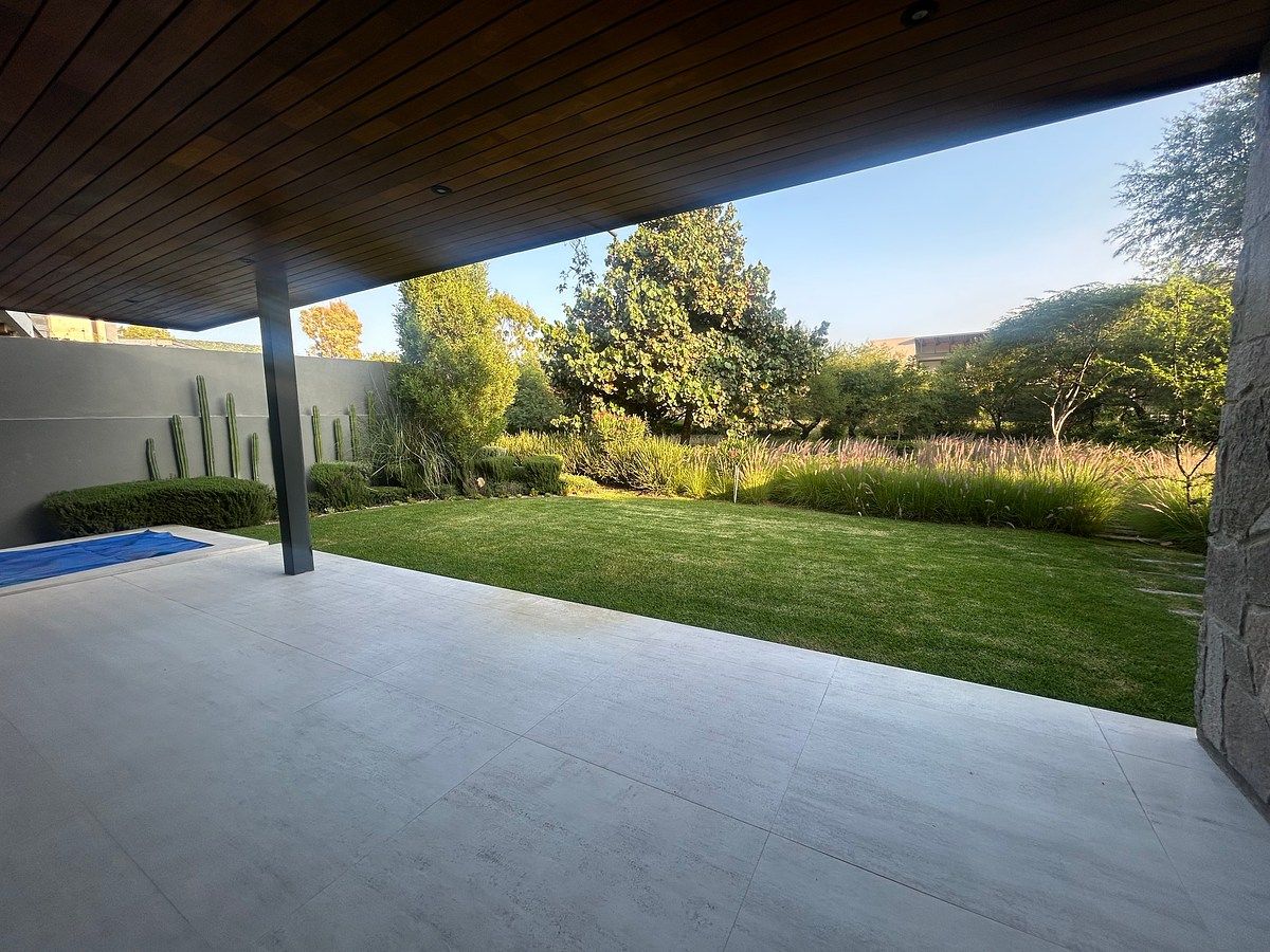Terraza muy amplia c jardín y vistas panorámicas, foto 11 de 36