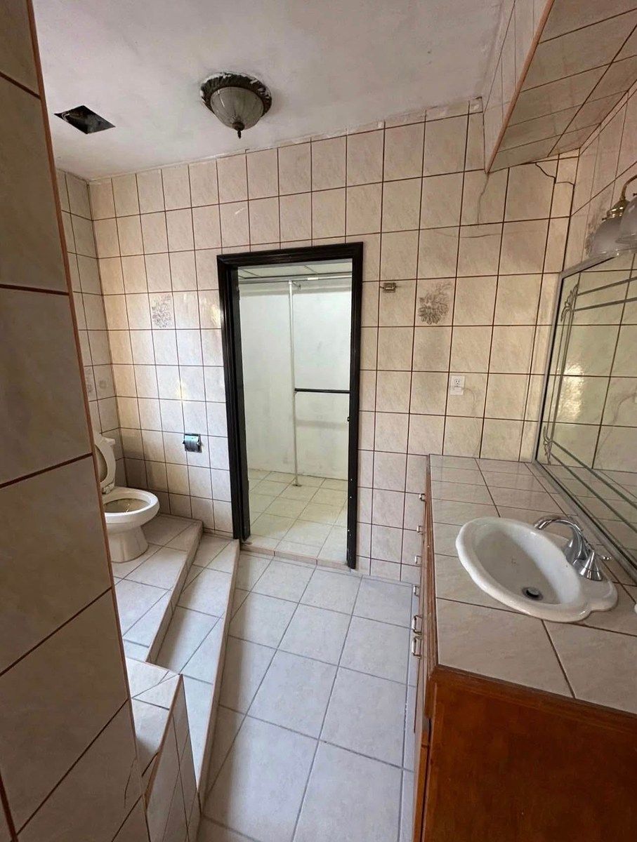Baño principal en recámara, foto 12 de 18