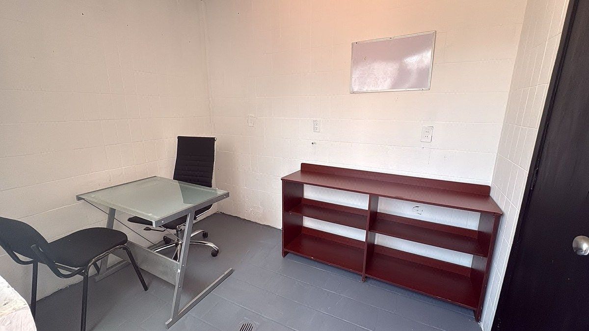 Office for rent with included services on Av. Vallarta, photo 1 of 4