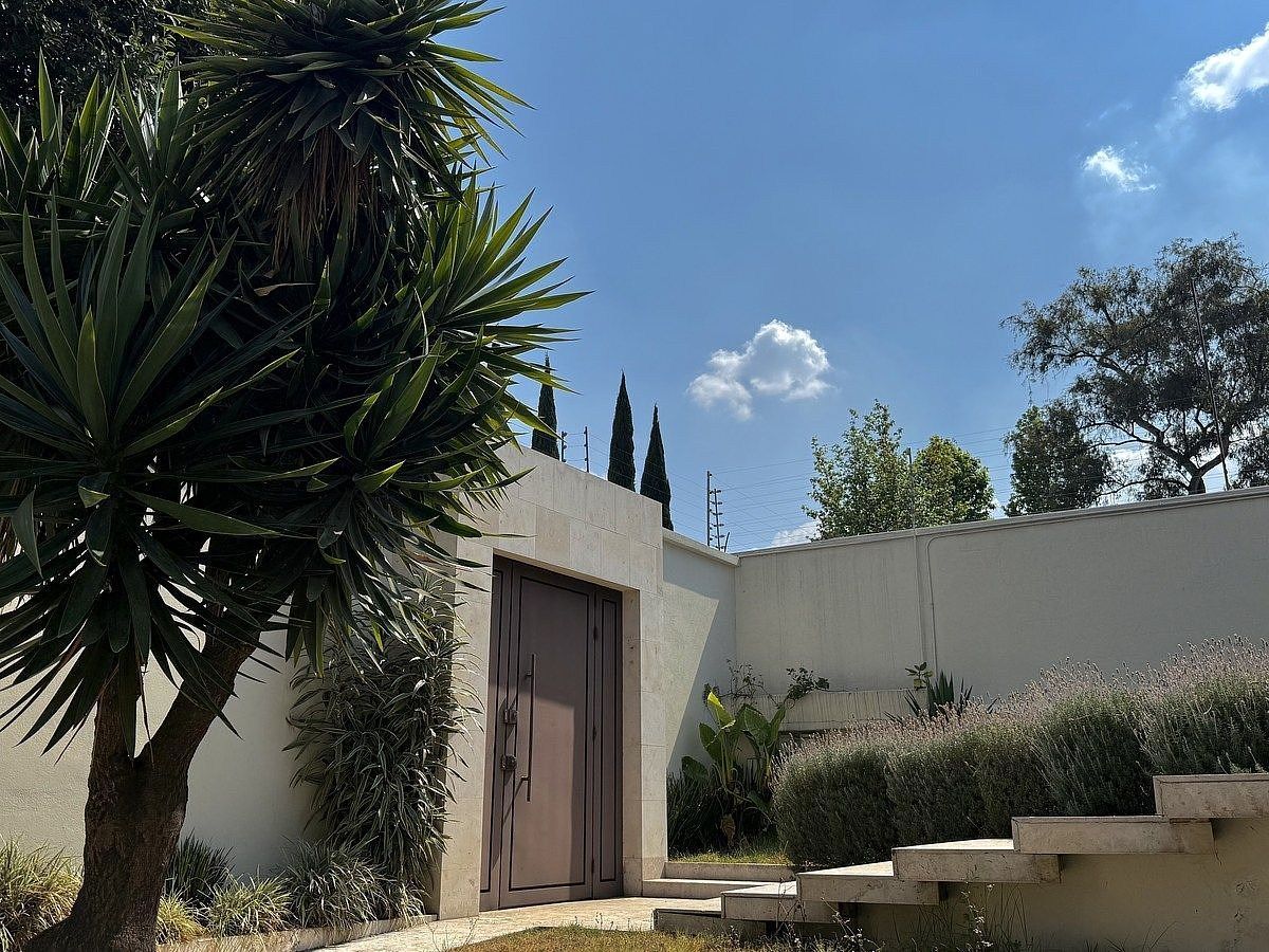 Casa à venda em excelente rua no Bosque de Las Lomas, foto 1 de 40