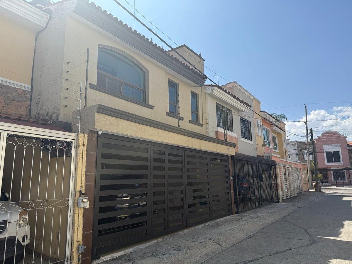 Casa en Venta en Las Alamedas | 3 Recámaras y Jardín | Zona Paseos del Sol, foto 1 de 41