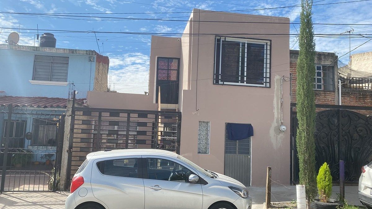 Casa à Venda em Miramar | 2 Apartamentos | Ideal para Investidores, foto 1 de 6