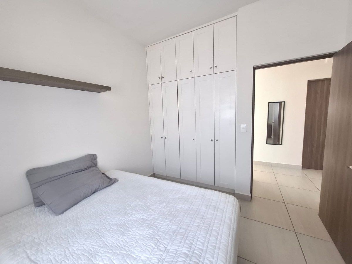 Recámara secundaria: Cama matrimonial y clóset de cedro, foto 28 de 45