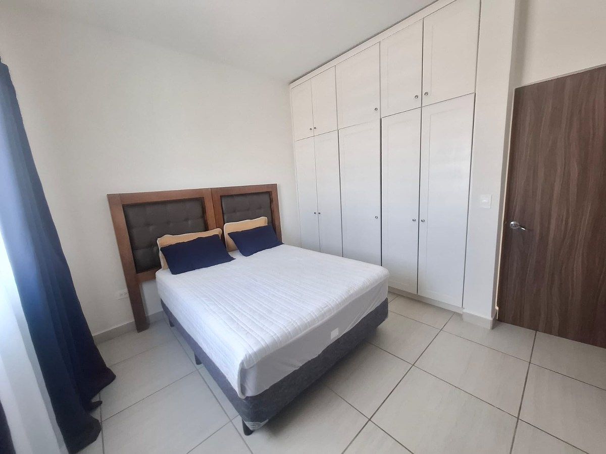 Rec. Ppal: Cama Queen Size y closet de cedro, foto 36 de 45