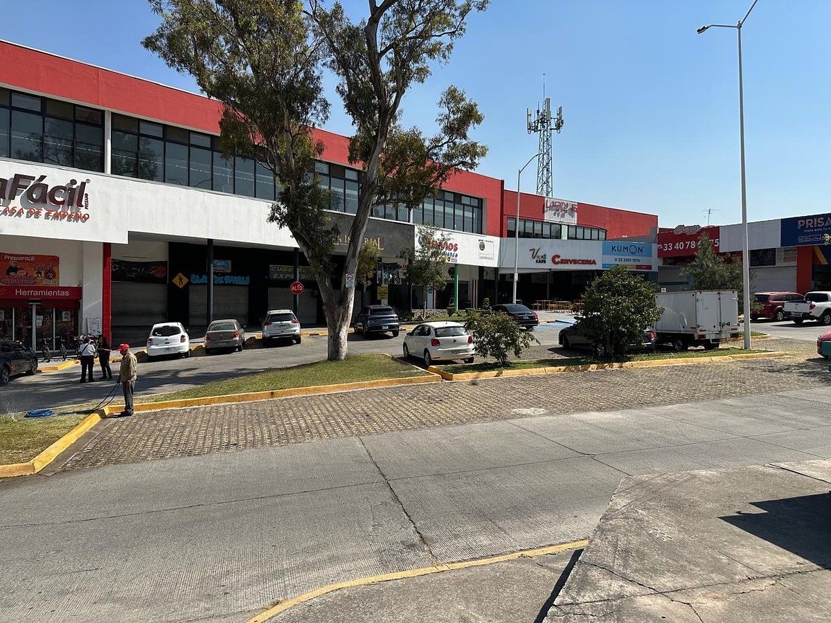 Local en centro comercial en San Pedro, Tlaquepaque, foto 13 de 16
