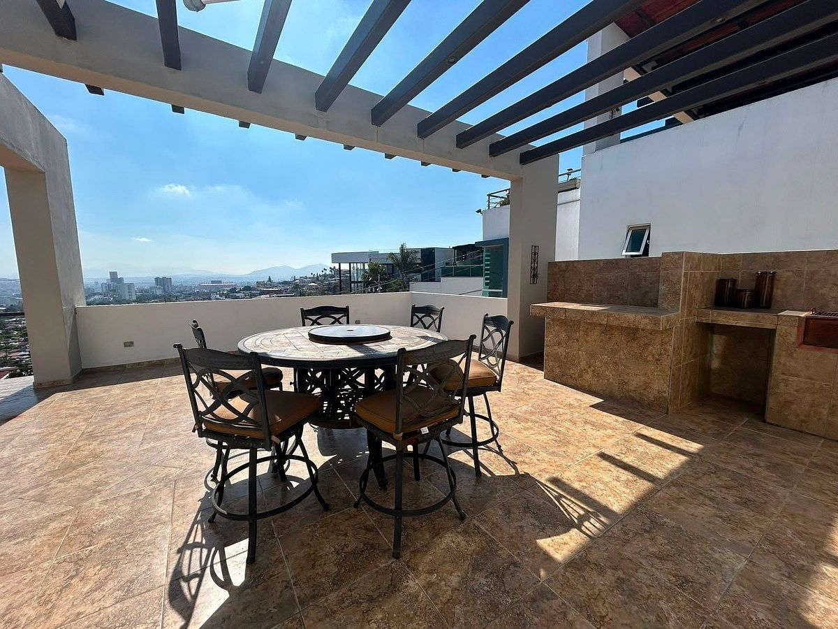 Casa à Venda em Privada com 3 Quartos cada um com banheiro + quarto de serviço Roof Vistas Cubillas!, foto 1 de 15