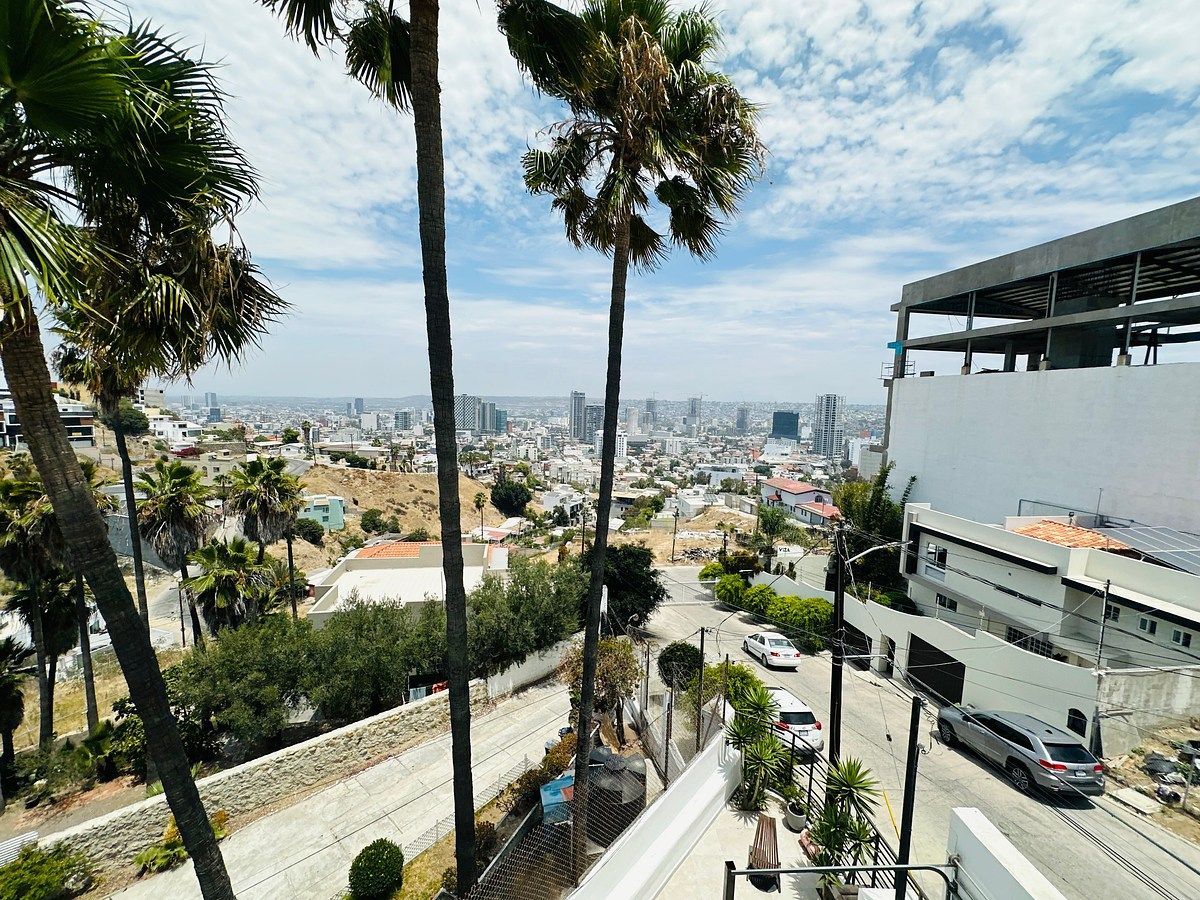 Casa en Venta en Privada de 3 Rec C/u baño + cto servicio  Roof Vistas Cubillas!, foto 1 de 50