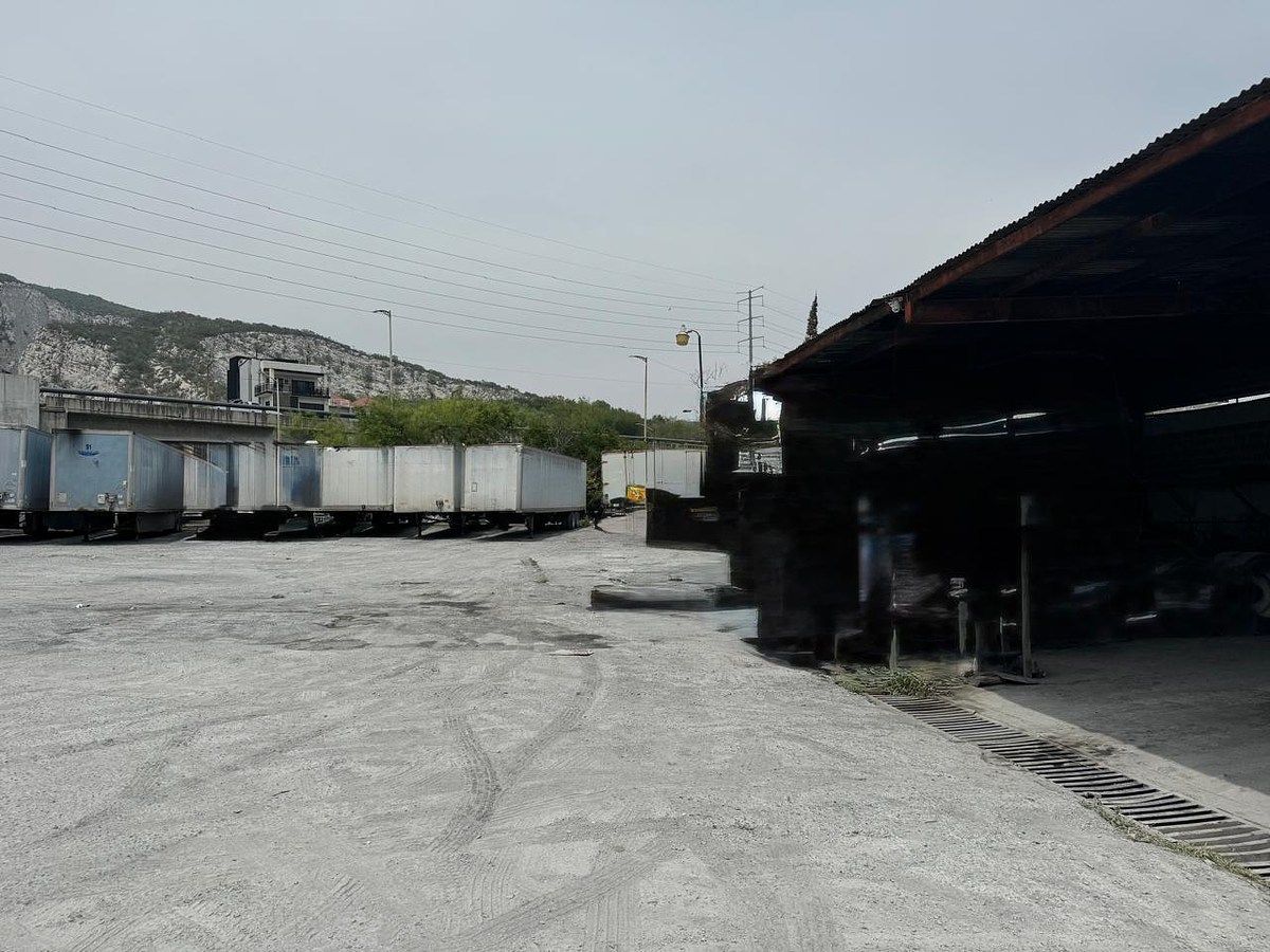Terreno y estacionamiento, foto 1 de 10