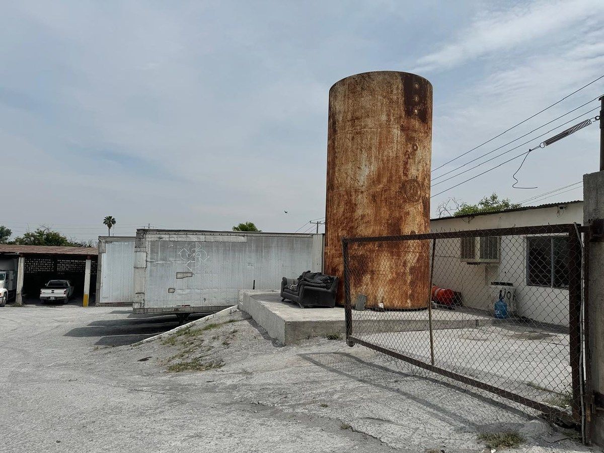 Tanque para recarga de diésel., foto 6 de 10