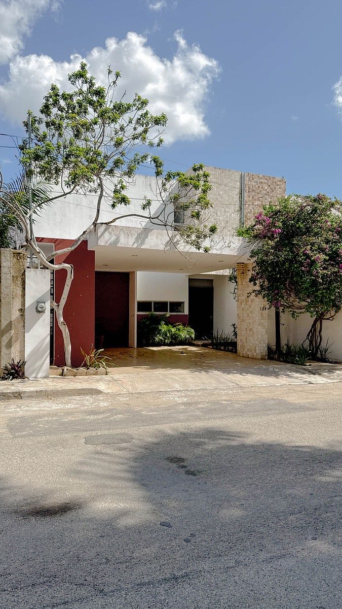 Casa de Lujo en Venta con Amplio Jardín y Alberca | Montes de Amé, Mérida, foto 1 de 28