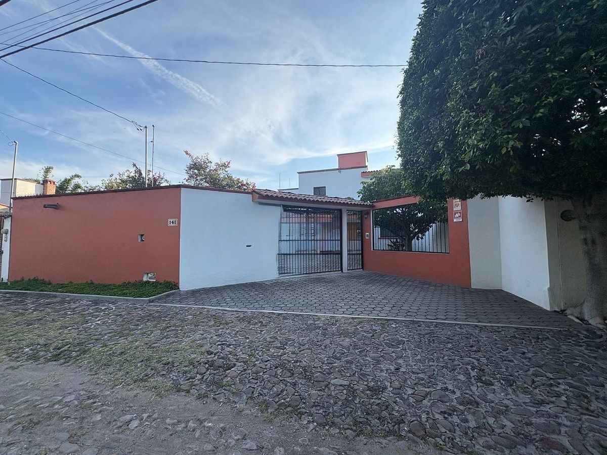 CASA EN VENTA EN JURICA CON CUARTO DE SERVICIO, foto 1 de 35
