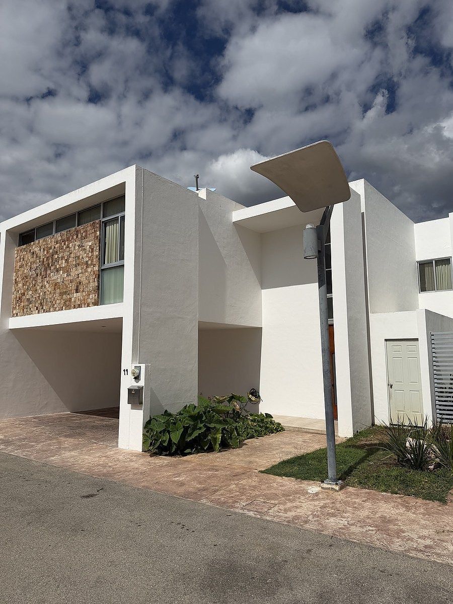 ¡CASA EN MONTEBELLO EN PRIVADA CON PANELES SOLARES!!!, foto 1 de 25