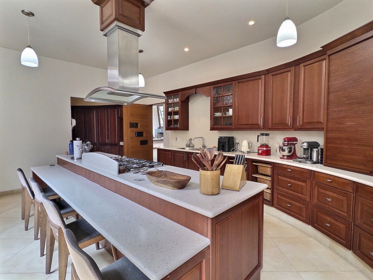 Cocina cerrada, con acceso al área de servicio., photo 8 of 41
