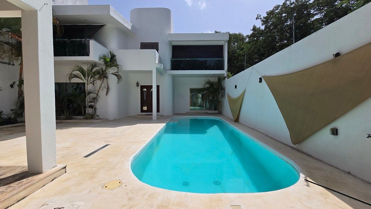 Casa Almendros | Casa de 4 Recamaras en Venta en Los Almendros, foto 1 de 32