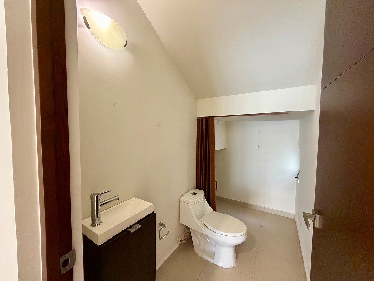 Medio baño de visitas, photo 9 of 28