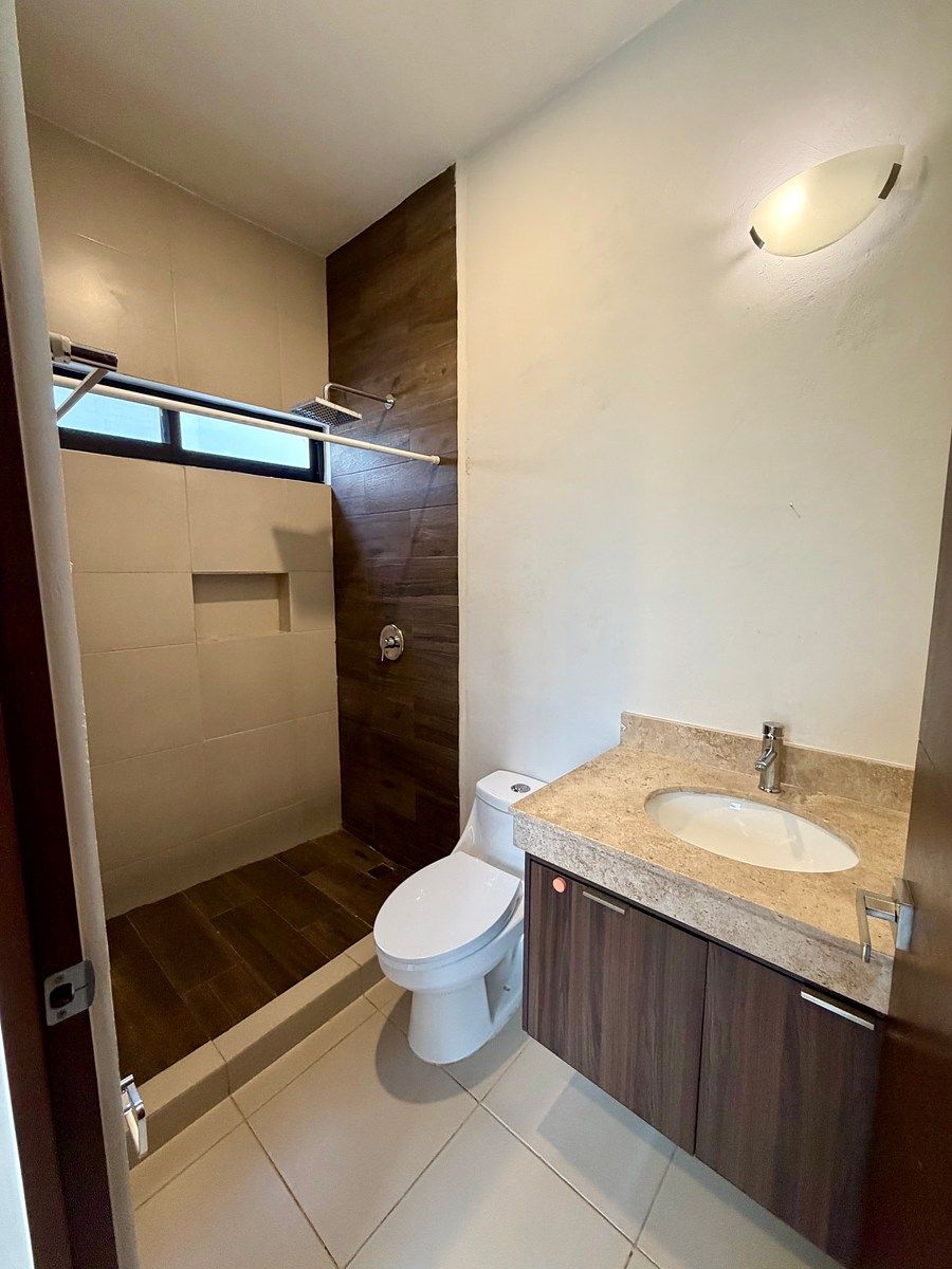 Baño recámara planta alta, photo 21 of 28