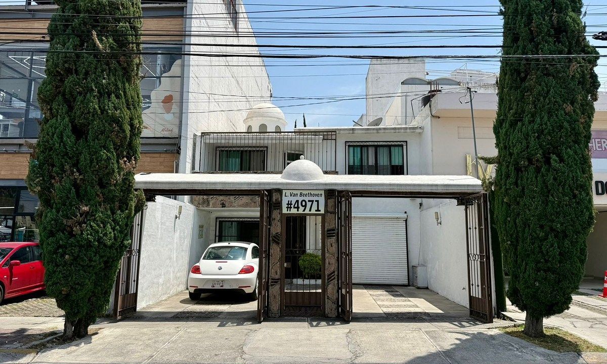 Casa comercial sobre Beethoven y Patria, foto 1 de 15