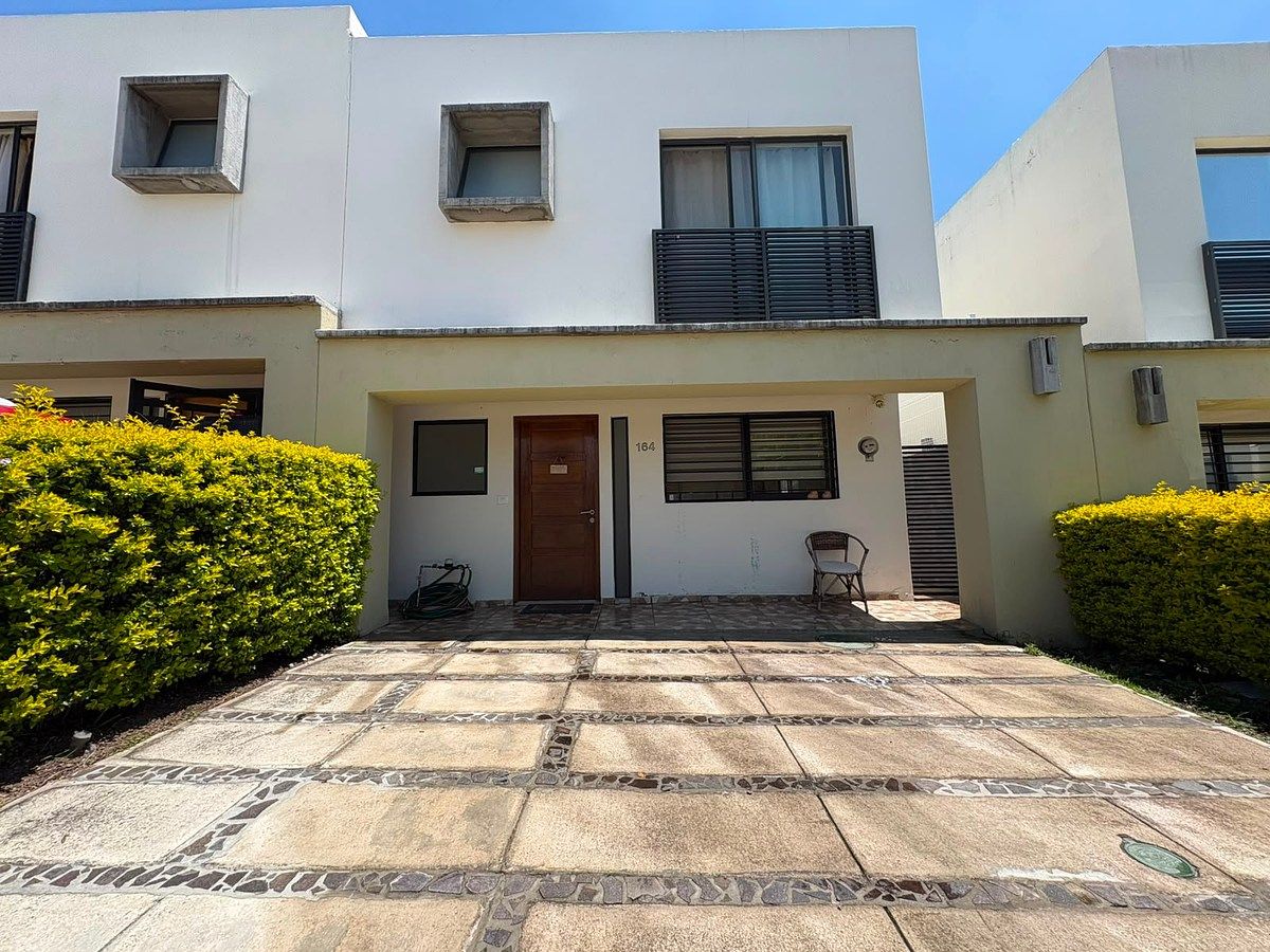 Casa à Venda em Adamar, foto 1 de 43