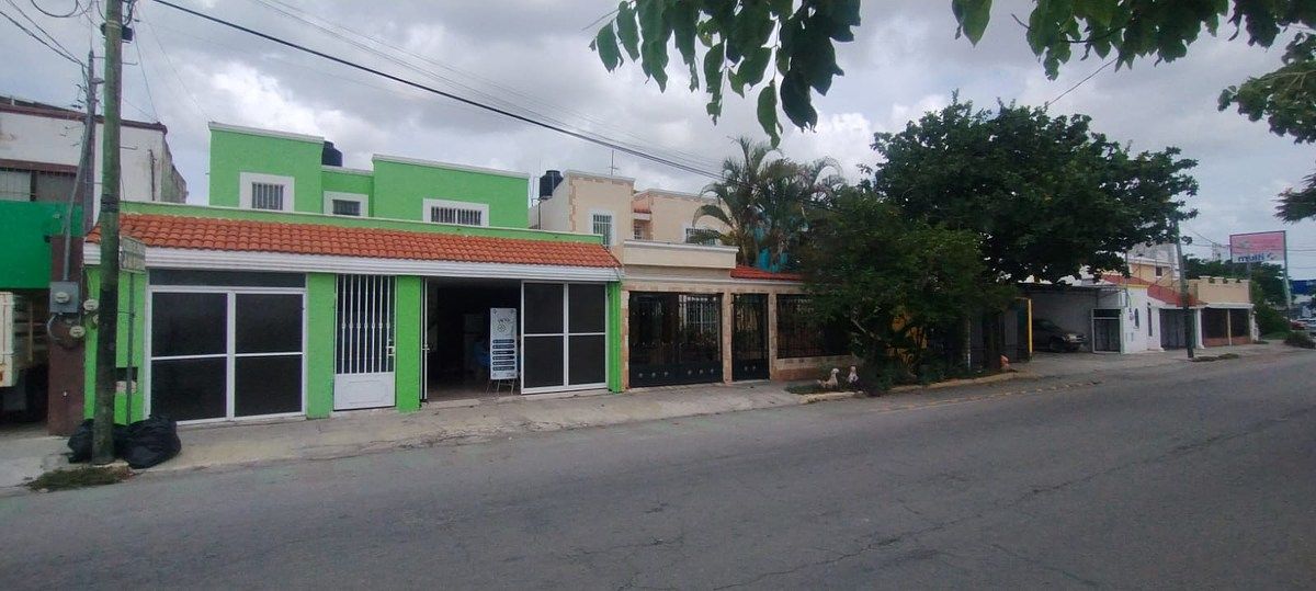 House on the main avenue of Francisco de Montejo, photo 1 of 31