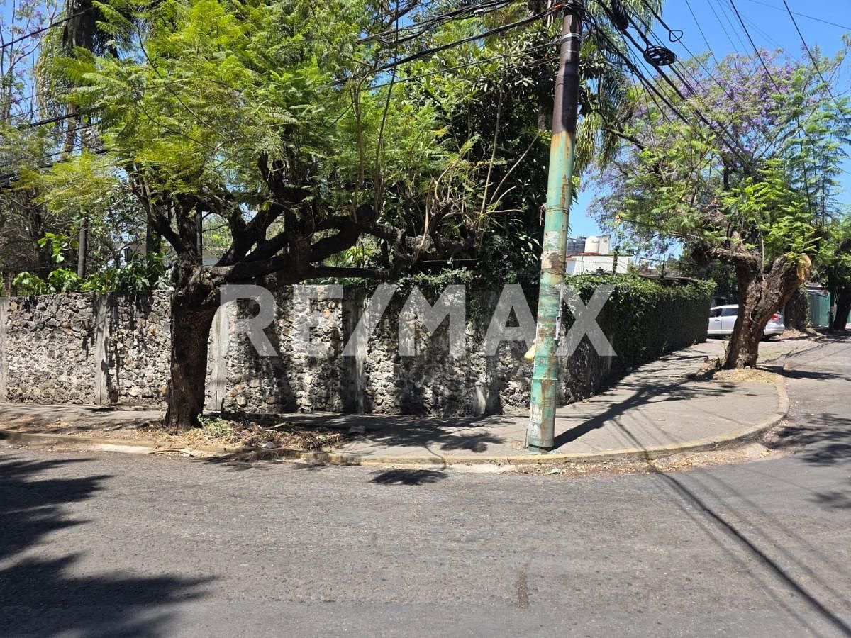 HOUSE FOR SALE JARDINES DE CUERNAVACA / CORNER / 835 m2, photo 1 of 10