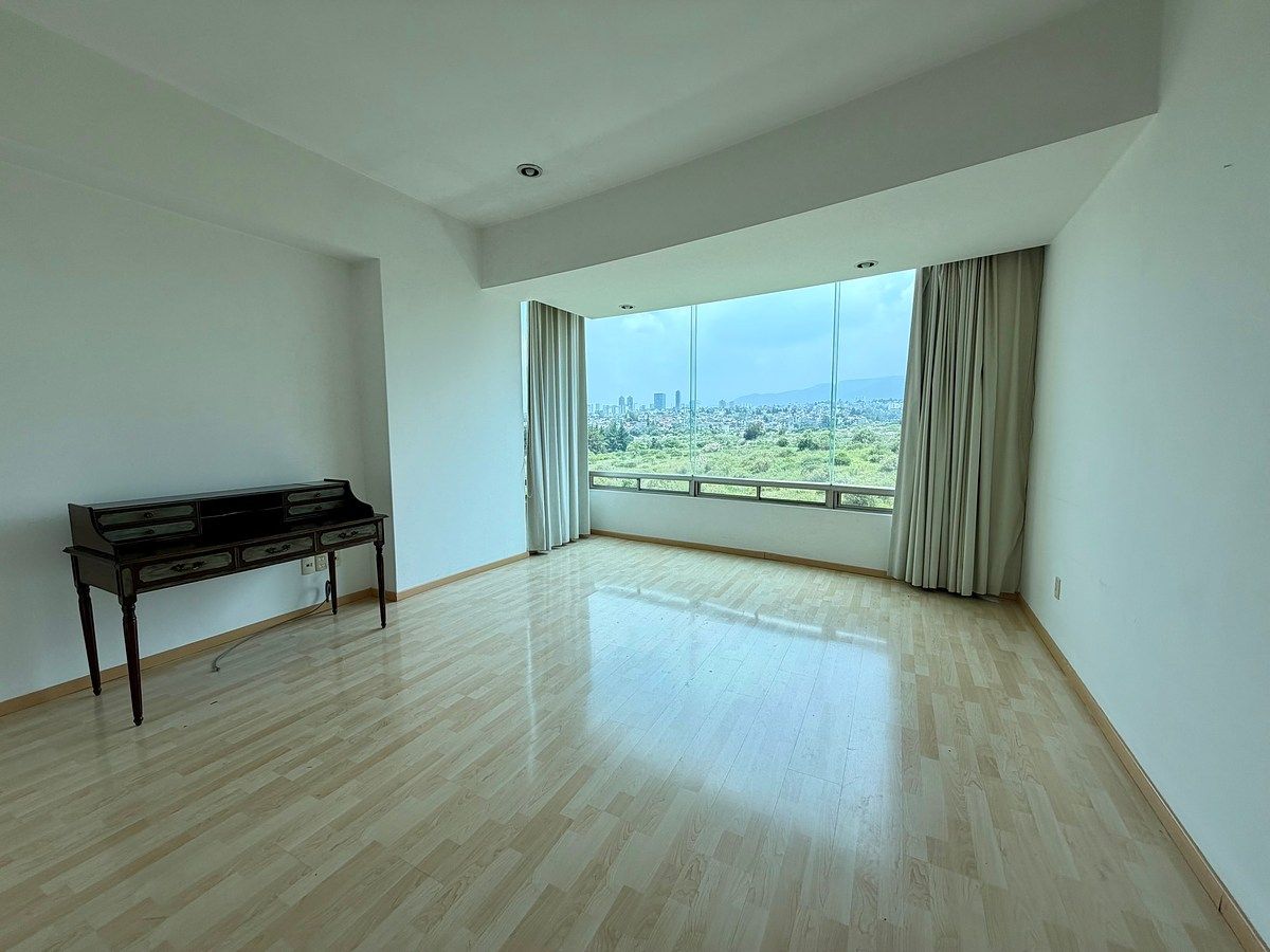 Recámara principal con vestidor y baño, photo 14 of 27