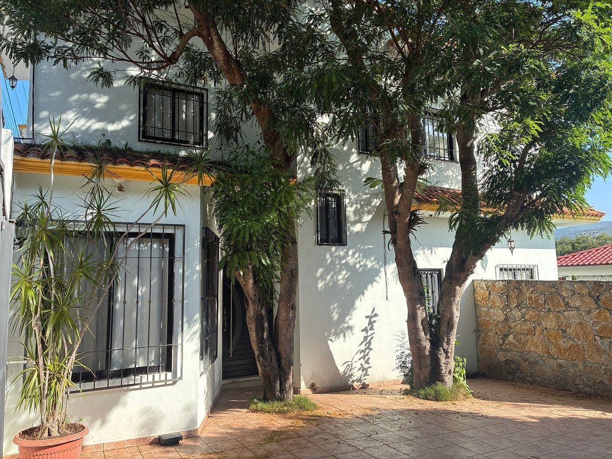 Se Vende Casa amplia Y Terreno de 3,109 mts2 en la entrada de Berriozábal