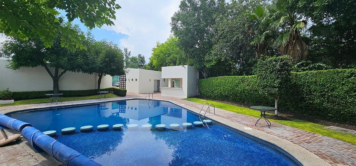 Casa en venta en Privada en Jurica Querétaro con Recámara abajo y jardín
