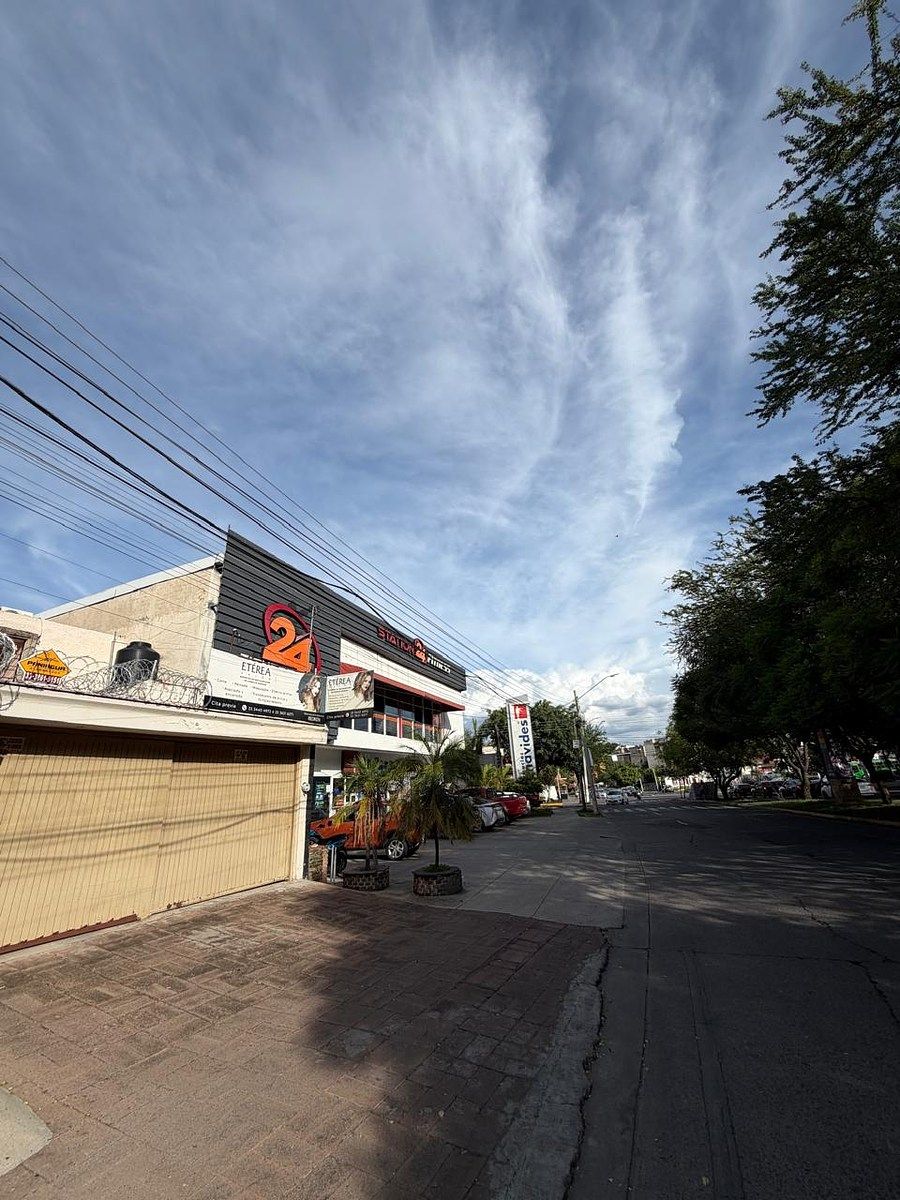 CASA CON USO DE SUELO EN VENTA EN AV TOPACIO - foto 2