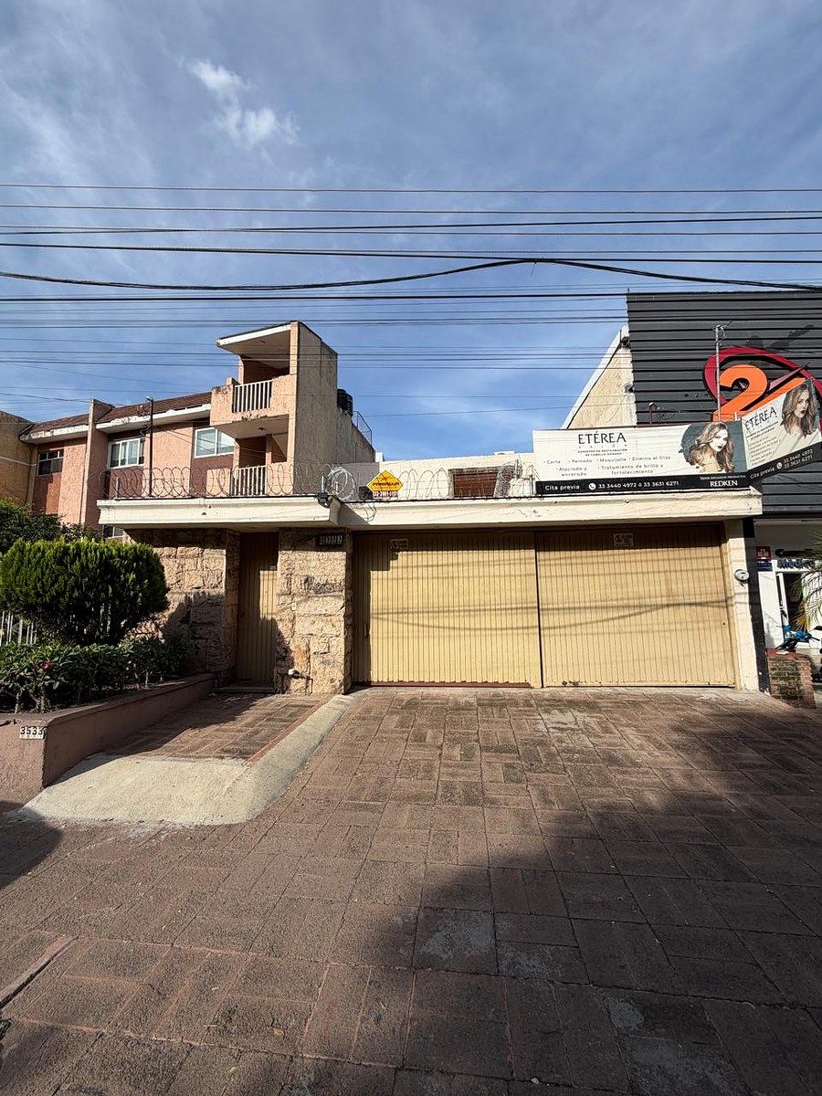 CASA CON USO DE SUELO EN VENTA EN AV TOPACIO - foto 1