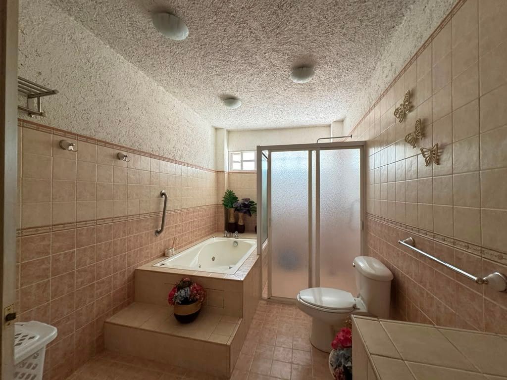 Baño principal con Tina de hidromasaje, foto 14 de 40