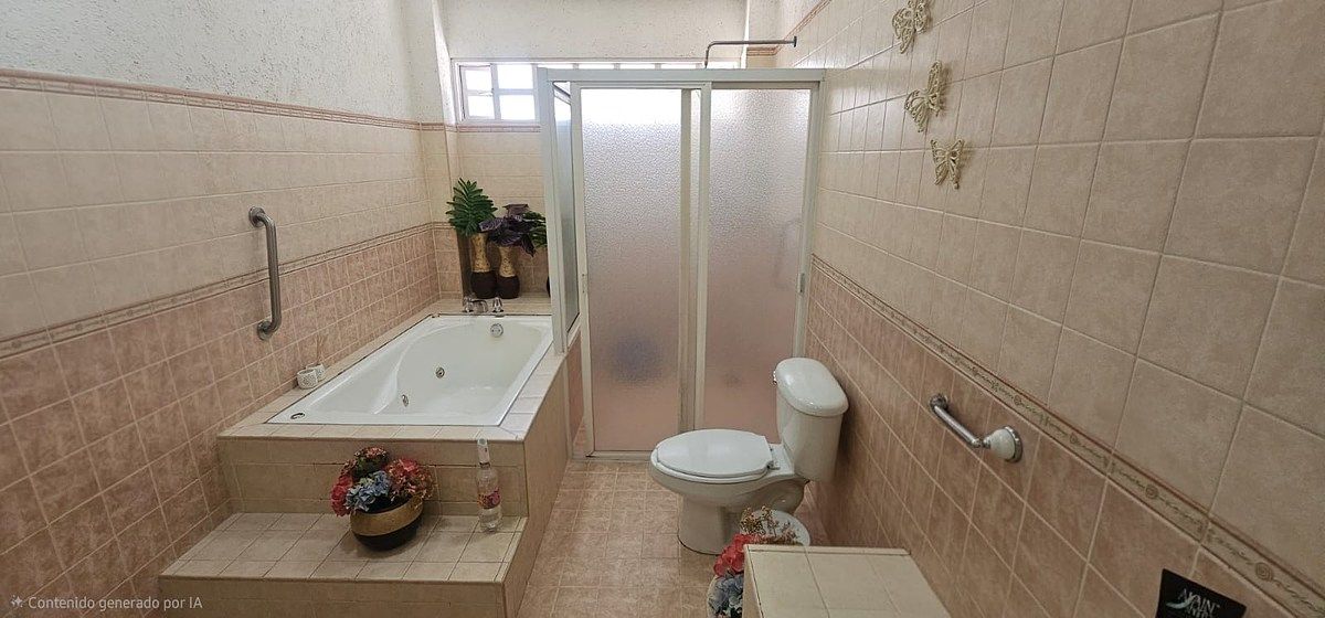 Baño principal con Tina de hidromasaje, foto 16 de 40