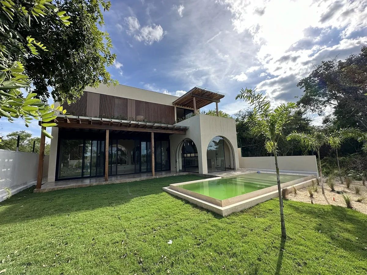 RESIDÊNCIA DE LUXO FRENTE AO CAMPO DE GOLFE NA PROVÍNCIA, foto 1 de 17