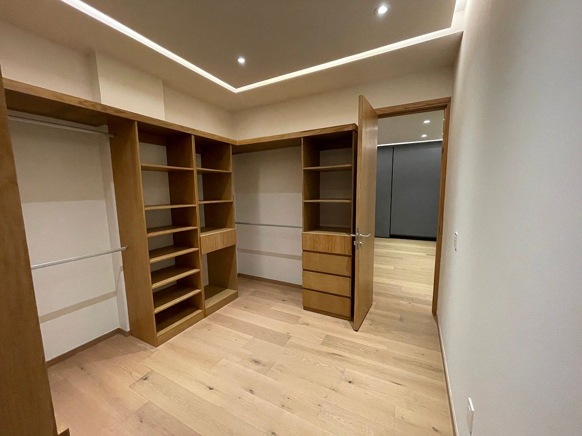 Clóset principal de madera con gran amplitud, photo 7 of 11