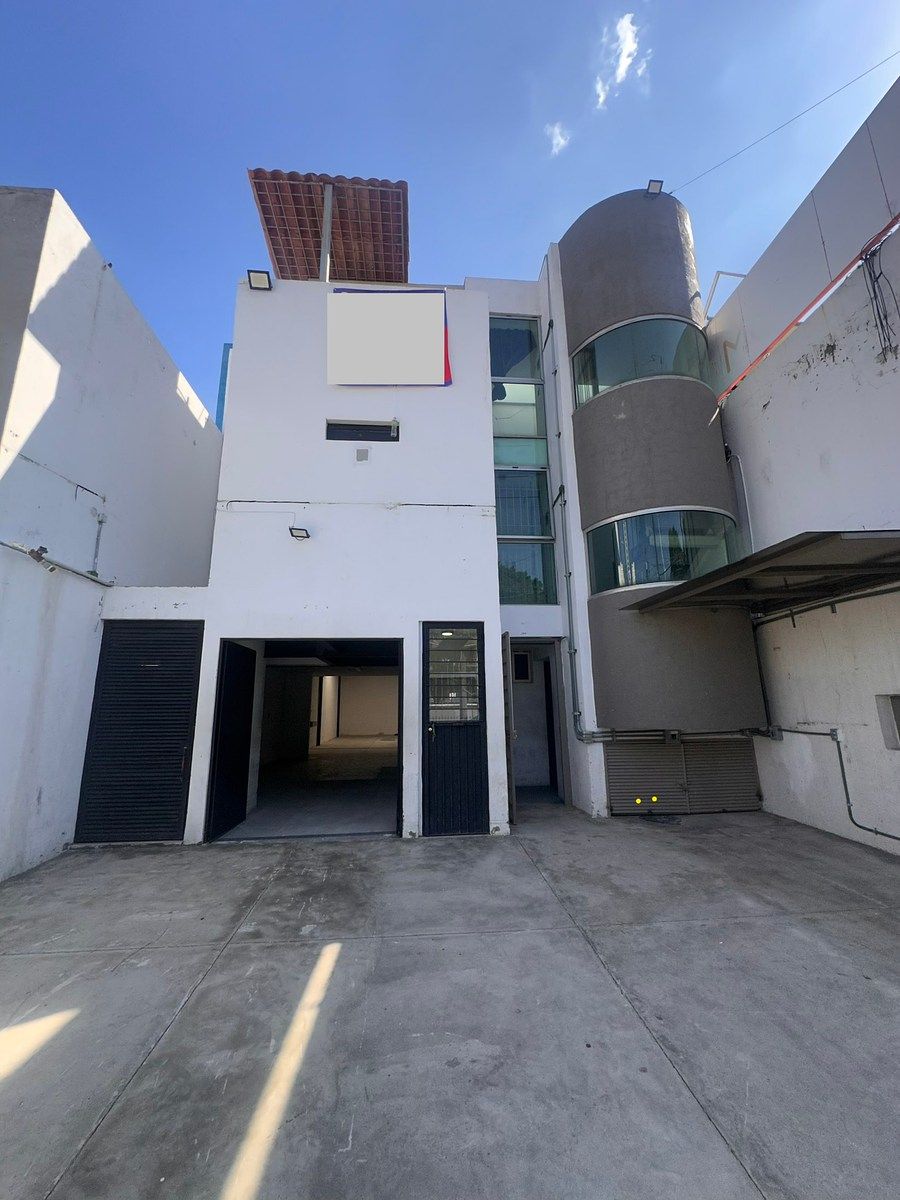 Building for rent on Av. Vallarta, photo 1 of 22