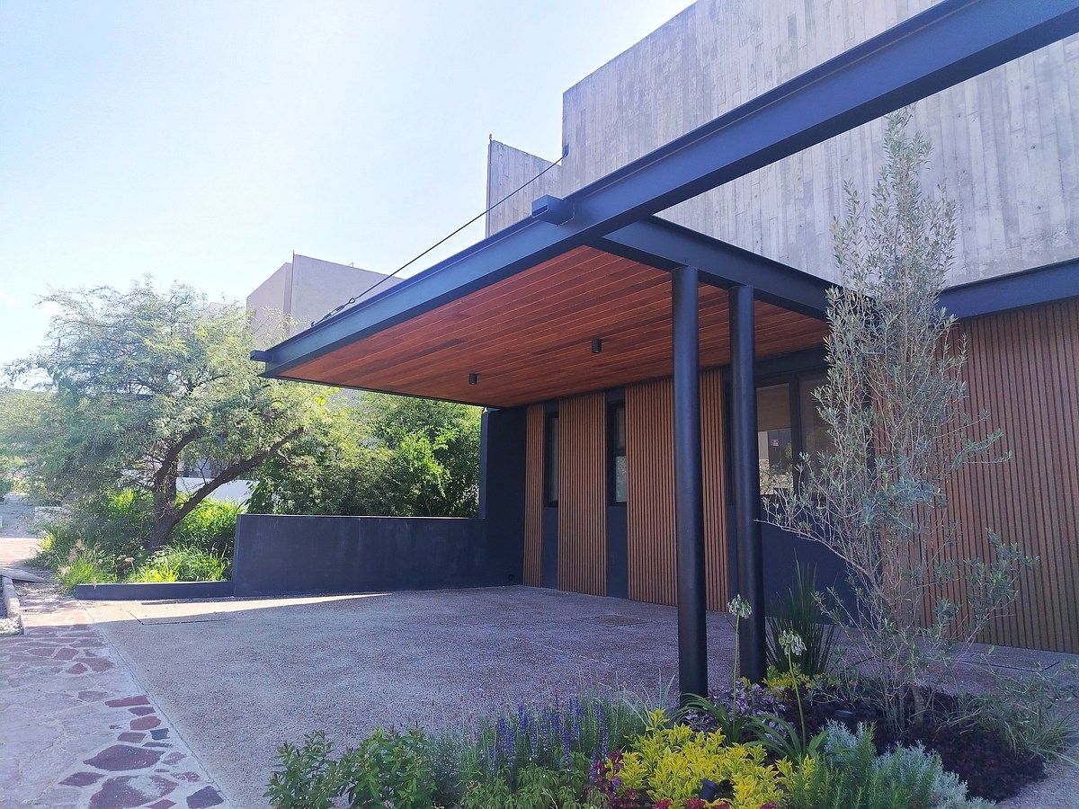 Modern Author House for Sale in Warm Brutalism Style in Altozano, Querétaro - foto 1