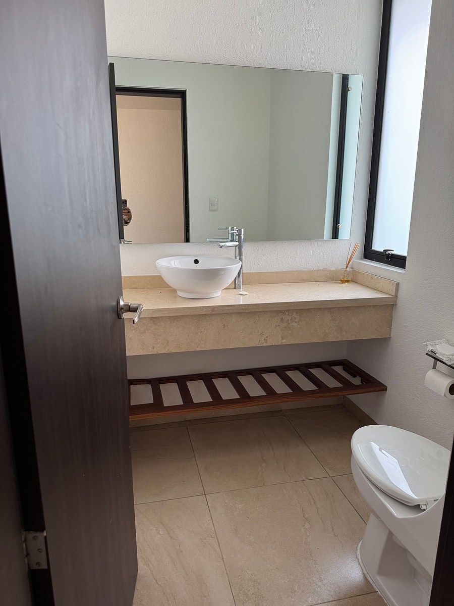 Medio baño de entrada, foto 3 de 34