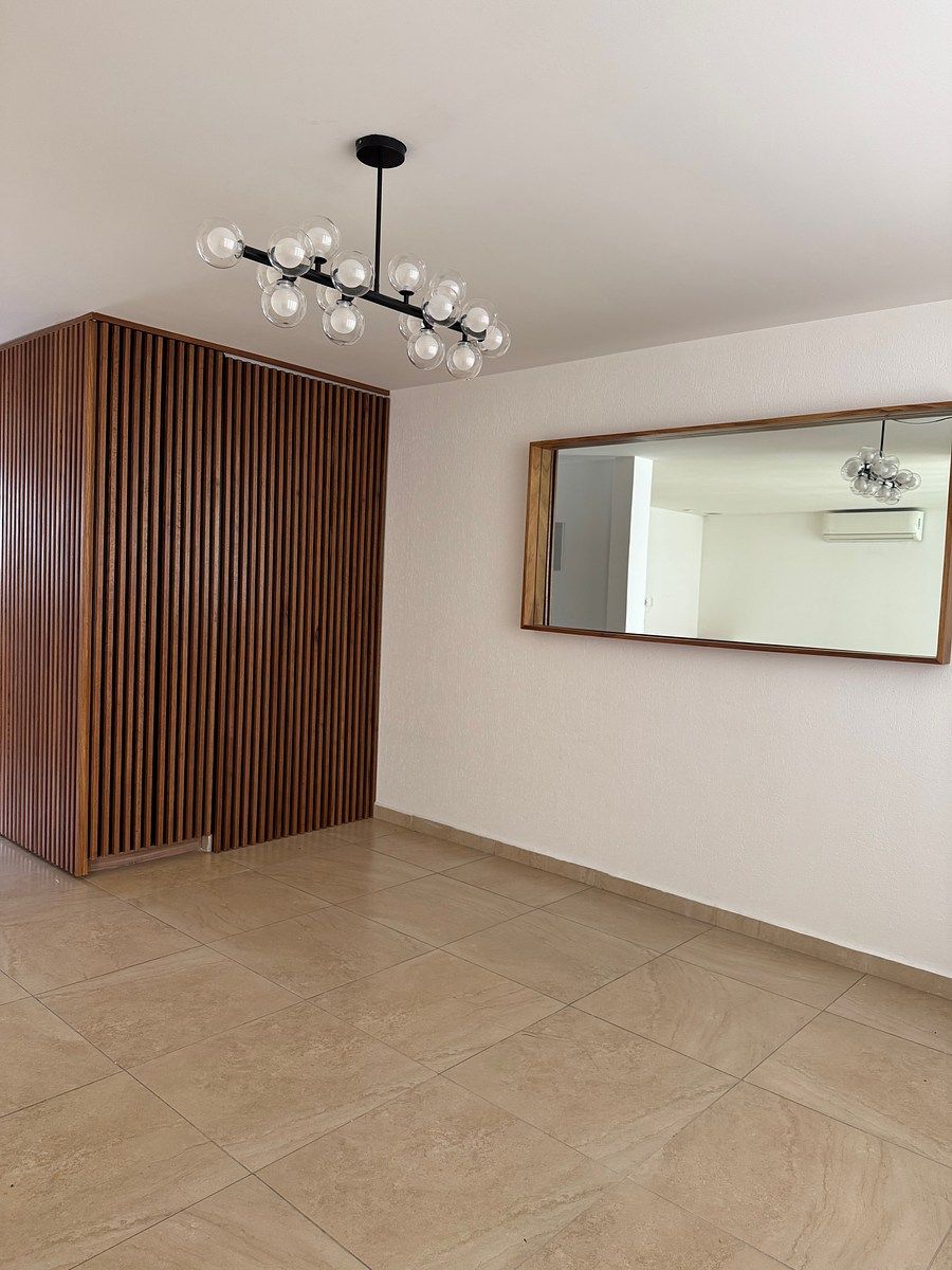 area de comedor con espejo, lámpara y cortinas., foto 6 de 34