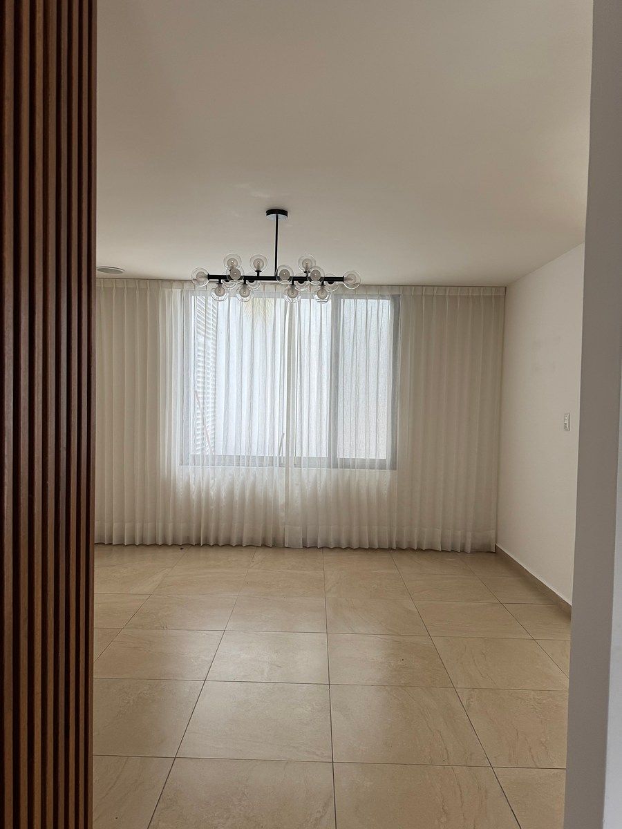 area de comedor con espejo, lámpara y cortinas., foto 7 de 34