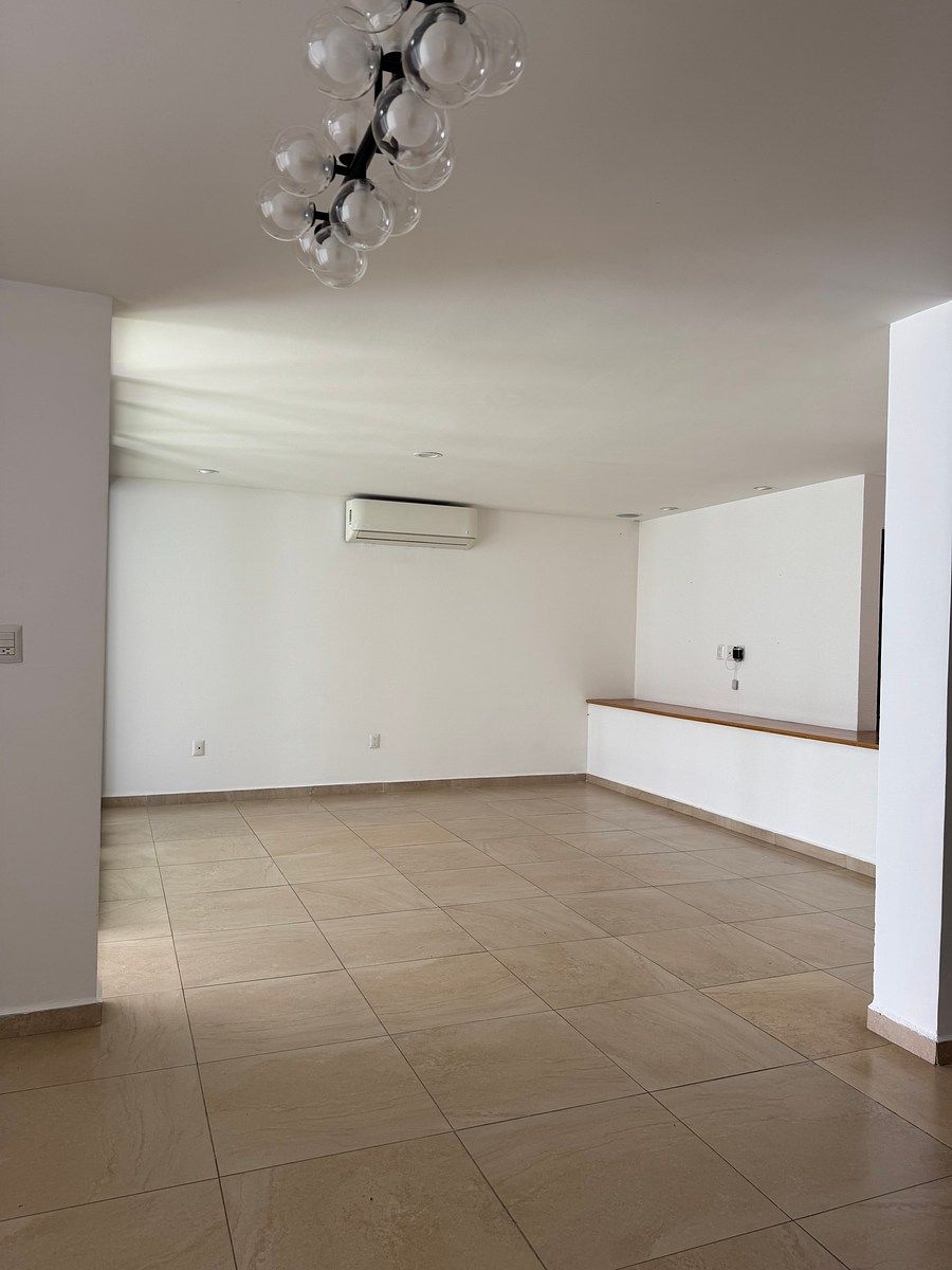 Sala con aire acondicionado y barra adorno en madera., foto 8 de 34