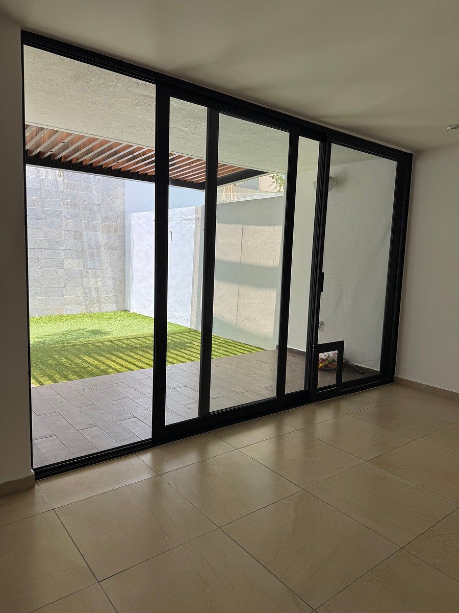Terraza con puertas abatibles y puerta para mascotas, foto 10 de 34
