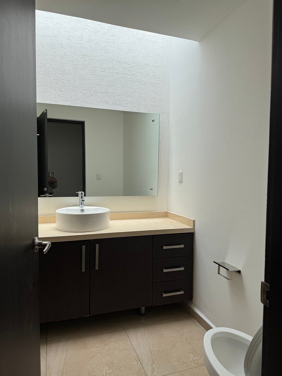 Baño completo en recámara principal, foto 19 de 34
