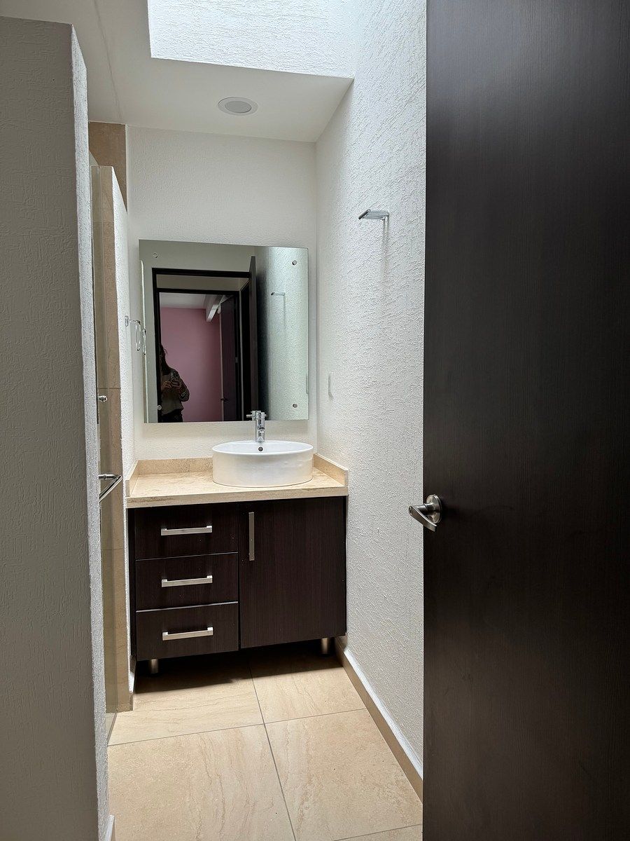 Baño completo que comparten recámaras secundarias, foto 20 de 34
